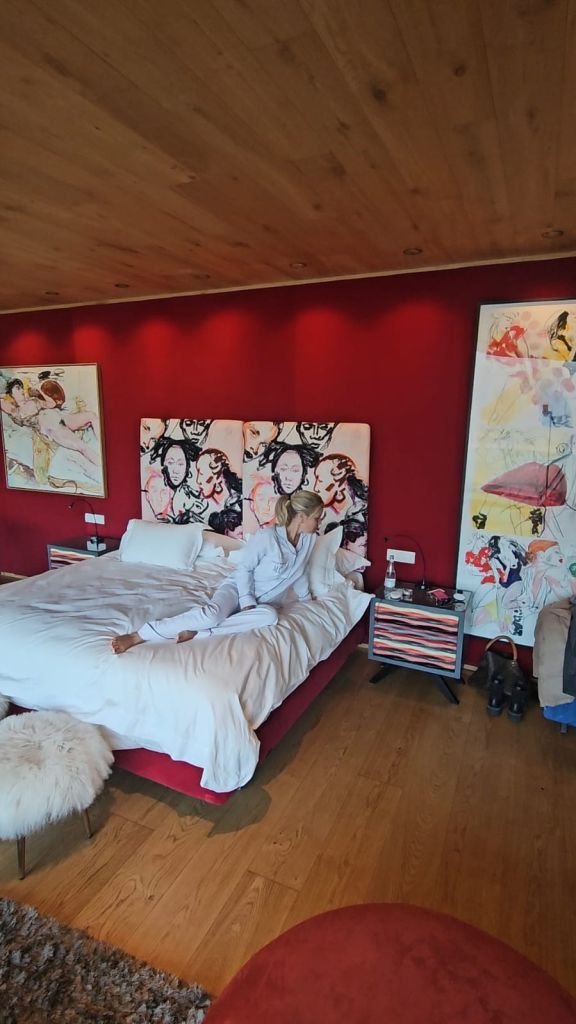 Interior de la suite Shape of Women con ventanales al valle de Millahue