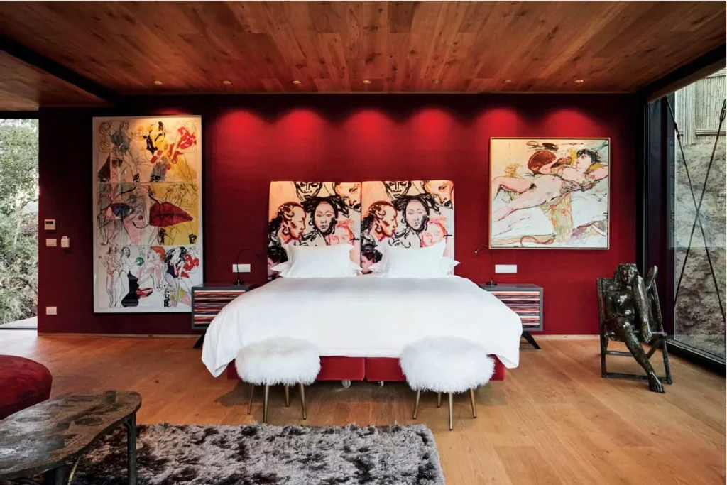 Interior de la suite Shape of Women con ventanales al valle de Millahue