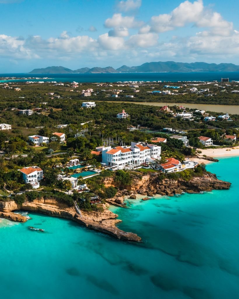 Atardecer caribeño en Anguilla: magia frente al mar.