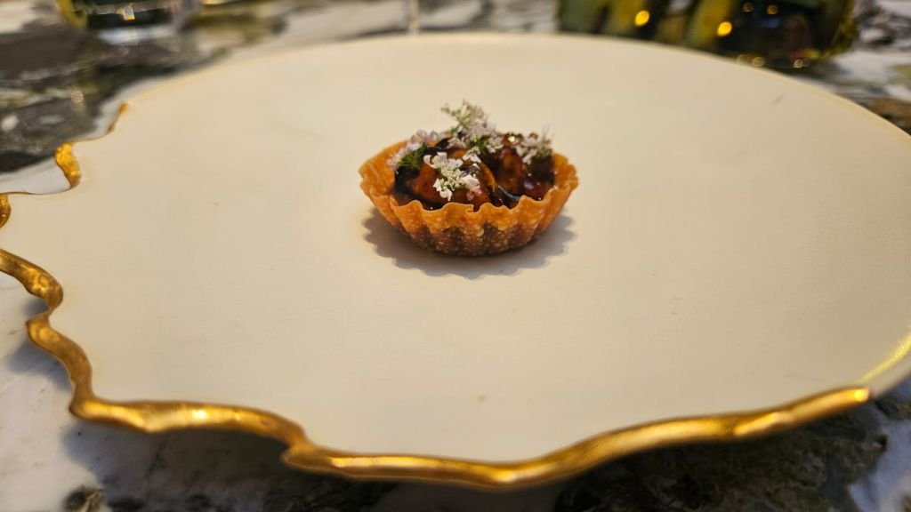 Plato del menú degustación de Quintonil, alta cocina mexicana contemporánea.